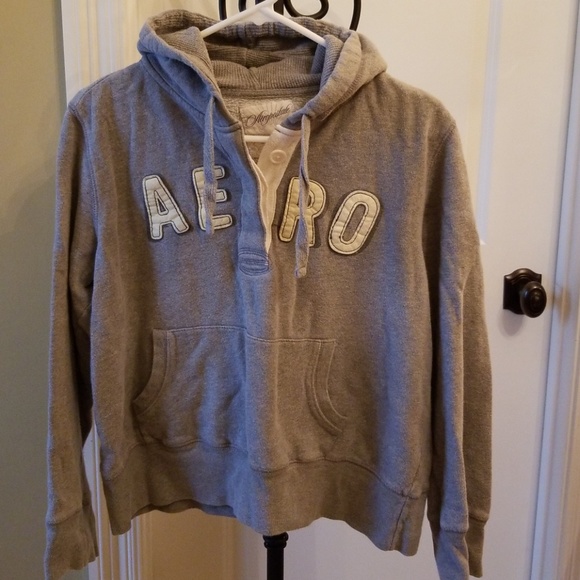 Cropped, hooded sweatshirt with front pocket. - Picture 2 of 3